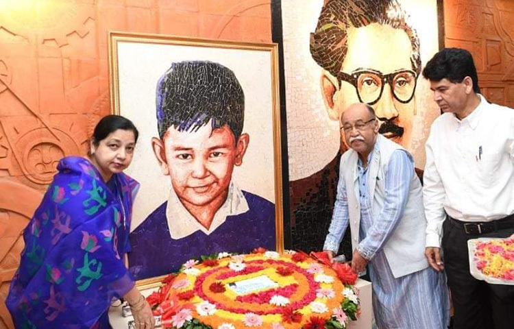 আজ শিল্প মন্ত্রণালয়ের সম্মেলন কক্ষে শহীদ শেখ রাসেল দিবস উপলক্ষে উপলক্ষে শিল্পমন্ত্রী শেখ রাসেলের প্রতিকৃতিতে পুষ্পমাল্য অর্পণ করে তার স্মৃতির প্রতি শ্রদ্ধা জানান। ছবি: জাগো নিউজ