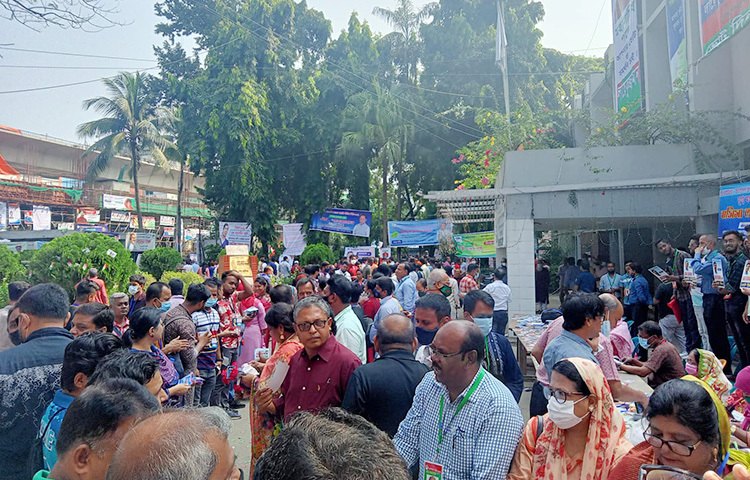 সাংবাদিকদের শীর্ষ সংগঠন বাংলাদেশ ফেডারেল সাংবাদিক ইউনিয়নের (বিএফইউজে) নির্বাচনে আজ ভোটগ্রহণ অনুষ্ঠিত হয়েছে। বিপুল উৎসাহ-উদ্দীপনা নিয়ে সংগঠনের সদস্যরা ভোট প্রদান করেন। ছবি: বিপ্লব দিক্ষৎ