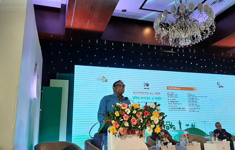 আজ রাজধানীর একটি হোটেলে বণিক বার্তা ও বাংলাদেশ কৃষি সাংবাদিক ফোরাম (বিএজেএফ) আয়োজিত ‘বাংলাদেশের ৫০ বছর কৃষির রূপান্তর ও অর্জন’ শীর্ষক অনুষ্ঠানে বক্তব্য রাখেন বাণিজ্যমন্ত্রী টিপু মুনশী। ছবি: জাগো নিউজ