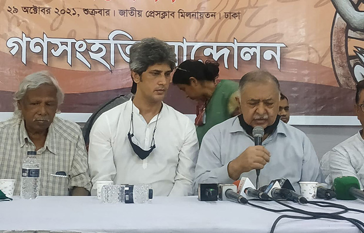 আজ জাতীয় প্রেস ক্লাব মিলনায়তনে আয়োজিত ভোটাধিকার প্রতিষ্ঠা ও রাষ্ট্রের গণতান্ত্রিক রূপান্তরের লক্ষ্যে বৃহত্তর ঐক্য গড়ে তোলার আহ্বানে গণসংহতি আন্দোলনের চতুর্থ জাতীয় প্রতিনিধি সম্মেলনে বক্তব্য রাখেন গণফোরামের সভাপতি ড. কামাল হোসেন। ছবি: বিপ্লব দিক্ষিৎ