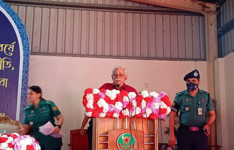 আজ রাজধানীর রাজারবাগ পুলিশ লাইন্সে শহীদ এসআই শিরুমিয়া মিলনায়তনে ‘কমিউনিটি পুলিশিং ডে-২০২১’ উপলক্ষে আয়োজিত অনুষ্ঠানে মুখ্য আলোচক হিসেবে বক্তব্য রাখেন জনপ্রিয় লেখক ও শিক্ষাবিদ ড. জাফর ইকবাল। ছবি: জাগো নিউজ