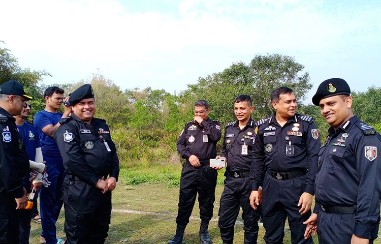 দস্যুমুক্ত সুন্দরবন ধরে রাখতে স্থায়ী দুটি ক্যাম্প পাচ্ছে এলিট ফোর্স র‌্যাপিড অ্যাকশন ব্যাটালিয়ন (র‌্যাব)। এতে সুন্দরবনে র‌্যাবের সক্ষমতা বৃদ্ধির পাশাপাশি নিয়মিত নজরদারিও বাড়বে। আজ সুন্দরবনের বাদামতলা ওয়াচ টাওয়ার স্পটে সাংবাদিকদের সঙ্গে আলাপকালে র‌্যাবের লিগ্যাল আ্যন্ড মিডিয়া উইংয়ের পরিচালক কমান্ডার খন্দকার আল মঈন এ কথা বলেন। ছবি: জাগো নিউজ