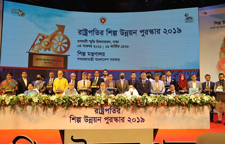 আজ রাজধানীর ওসমানী স্মৃতি মিলনায়তনে ‘রাষ্ট্রপতি শিল্প উন্নয়ন পুরস্কার ২০১৯’ প্রদান করা হয়েছে। এতে রাষ্ট্রপতি মো. আব্দুল হামিদ বঙ্গভবন থেকে ভার্চুয়ালি অনুষ্ঠানে যুক্ত হন। ছবি: জাগো নিউজ