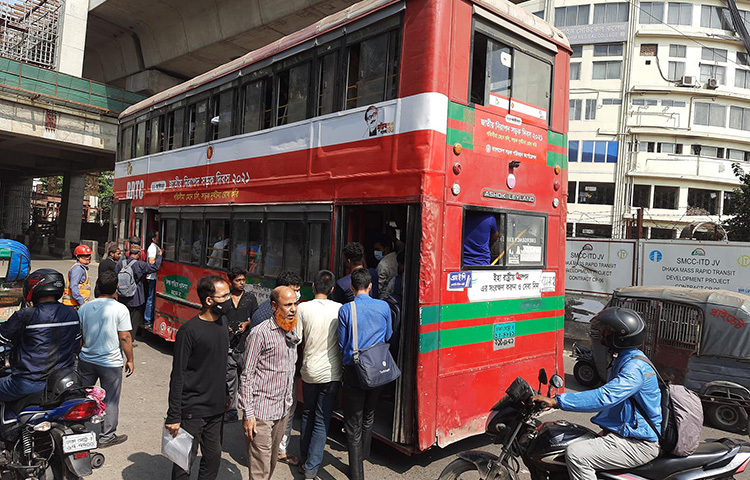আজকের গণপরিবহন ধর্মঘটে রাজধানীবাসীর বিআরটিসি বাসই ছিল একমাত্র ভরসা। ছবি: বিপ্লব দিক্ষিৎ
