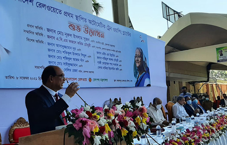 ঢাকার চারপাশে ৮৯ কিলোমিটার সার্কুলার ট্রেন লাইন চালু করা হবে বলে জানিয়েছেন রেলমন্ত্রী নূরুল ইসলাম সুজন। আজ রাজধানীর কমলাপুর রেল স্টেশনে ‘স্বয়ংক্রিয় ট্রেন ওয়াশিং প্ল্যান্টের’ উদ্বোধনী অনুষ্ঠানে তিনি এ কথা বলেন। ছবি: জাগো নিউজ