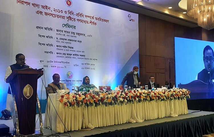 খাদ্যমন্ত্রী সাধন চন্দ্র মজুমদার বলেছেন, দেশে নিরাপদ খাদ্য নিশ্চিতে সেন্ট্রালি একটি ল্যাব নারায়ণগঞ্জে করা হচ্ছে। যা হবে দক্ষিণ এশিয়ার মধ্যে সর্ববৃহৎ। আজ ঢাকায় নিরাপদ খাদ্য কর্তৃপক্ষ আয়োজিত ‘নিরাপদ খাদ্য আইন, ২০১৩ ও বিধি-প্রবিধি সম্পর্কে অবহিতকরণ এবং জনসচেতনতা সৃষ্টিতে গণমাধ্যম’ শীর্ষক সেমিনারে প্রধান অতিথির বক্তব্যে তিনি এ কথা বলেন। ছবি: জাগো নিউজ