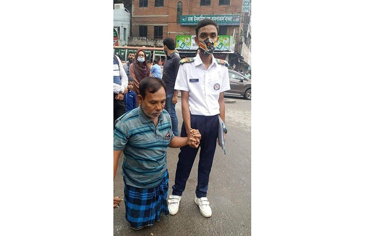 ছেলের আজ এসএসসি পরীক্ষা। তাই প্রতিবন্ধী বাবা ছেলেকে নিয়ে পরীক্ষাকেন্দ্রে যাচ্ছেন। রাজধানীর বাড্ডা এলাকার এমনই এ ছবিটি আজ ভাইরাল হয়েছে। ছবি: সংগৃহীত