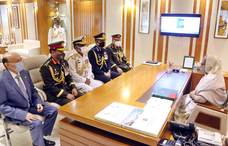 প্রধানমন্ত্রী শেখ হাসিনার সাথে আজ ঢাকা সেনানিবাসে তার কার্যালয়ে সশস্ত্রবাহিনী দিবস উপলক্ষে তিন বাহিনীর প্রধানগণ সাক্ষাৎ করেন। ছবি: সংগৃহীত