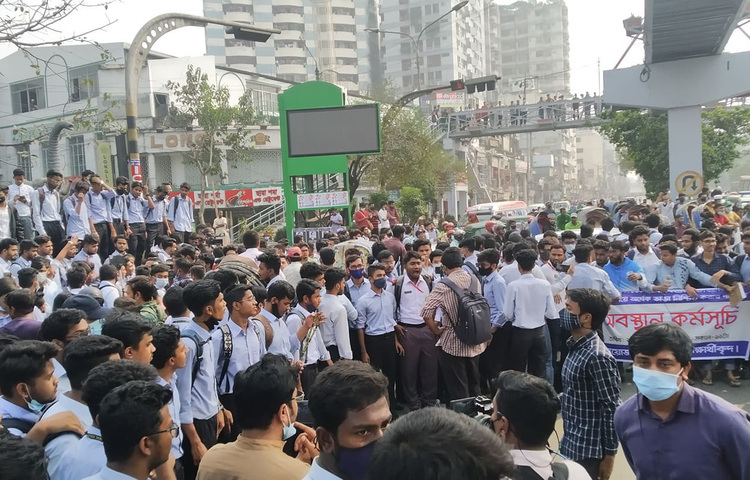 গণপরিবহনে হাফ ভাড়া বাস্তবায়নের দাবিতে রাজধানীর সায়েন্সল্যাব মোড়ের একাংশ অবরোধ করে রেখেছে শিক্ষার্থীরা। আজ দুপুর সাড়ে ১২টার দিকে রাস্তা অবরোধ শুরু করে শিক্ষার্থীরা। ছবি: মাহববু আলম