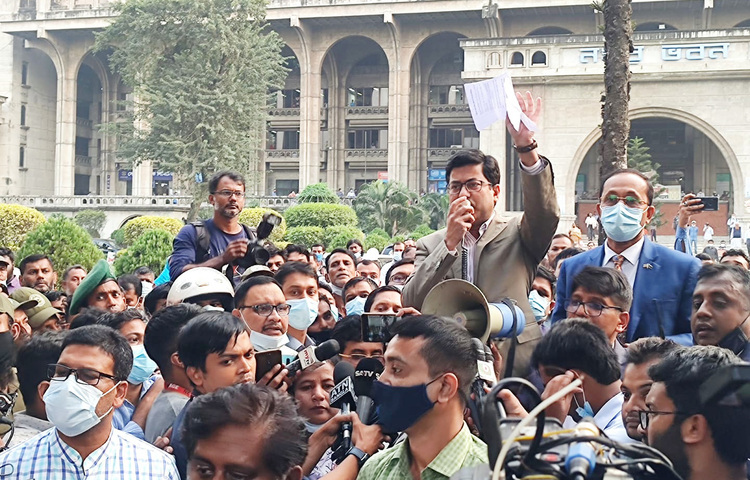 সহপাঠী নিহতের ঘটনায় আজ রাজধানীর নগর ভবনের সামনে অবস্থান নেন নটর ডেম কলেজের শিক্ষার্থীরা। এসময় নাঈমের সহপাঠীদের সঙ্গে দেখা করে এ দাবি করেন ঢাকা দক্ষিণ সিটি করপোরেশনের (ডিএসসিসি) মেয়র শেখ ফজলে নূর তাপস। ছবি: মাহবুব আলম