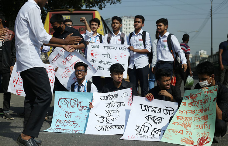 রাজধানীর রামপুরায় আন্দোলনরত শিক্ষার্থীরা আজকের মতো তাদের আন্দোলন কর্মসূচি স্থগিত করেছে। আগামীকাল বেলা ১১টায় তারা আবারও রাস্তা অবরোধের ঘোষণা দিয়েছে। আজ বিকেল পৌনে ৩টার দিকে এ ঘোষণা দেয় তারা। ছবি: বিপ্লব দিক্ষিৎ