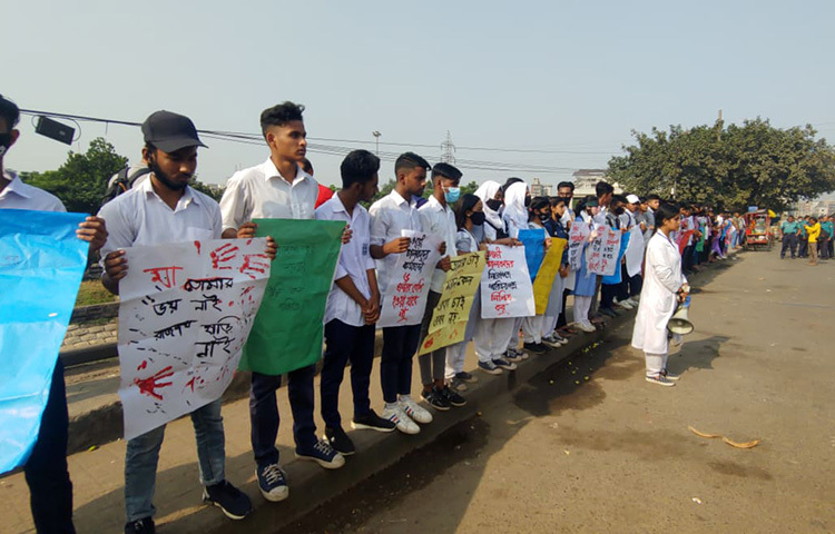 এইচএসসি পরীক্ষার কারণে আন্দোলনে বিরতি দিয়ে রামপুরা ব্রিজে সীমিত আকারে মানববন্ধনের ঘোষণা দেন নিরাপদ সড়কের দাবিতে আন্দোলনরত শিক্ষার্থীরা। আজ রাজধানীর রামপুরা ব্রিজের ওপর মানববন্ধনের চেষ্টা করে। তবে পুলিশের বাধায় তারা মানববন্ধন না করে চলে যায়। ছবি: জাগো নিউজ