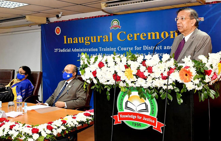 রাজধানীতে বিচার প্রশাসন প্রশিক্ষণ ইনস্টিটিউটে জেলা ও দায়রা জজ এবং মহানগর দায়রা জজদের ২৫তম জুডিশিয়াল অ্যাডমিনিস্ট্রেশন ট্রেনিং কোর্সের উদ্বোধনী অনুষ্ঠানে প্রধান অতিথি হিসেবে উপস্থিত ছিলেন আইনমন্ত্রী আনিসুল হক। ছবি: জাগো নিউজ