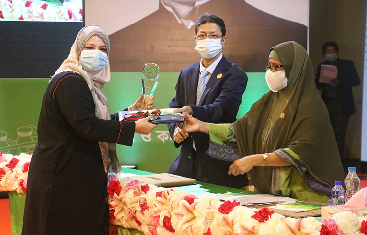 শ্রম ও কর্মসংস্থান মন্ত্রণালয়ের পক্ষ থেকে ছয়টি শিল্প সেক্টরের ৩০টি প্রতিষ্ঠান-কারখানাকে গ্রিন ফ্যাক্টরি অ্যাওয়ার্ড দেওয়া হয়েছে। খাদ্য প্রক্রিয়াজাতকরণ খাতে তিনটি প্রতিষ্ঠান পেয়েছে এই পদক। এগুলো হলো হবিগঞ্জ অ্যাগ্রো, আকিজ ফুড অ্যান্ড বেভারেজ ও ইফাদ মাল্টি প্রোডাক্টস। ছবি: বিপ্লক দিক্ষিৎ