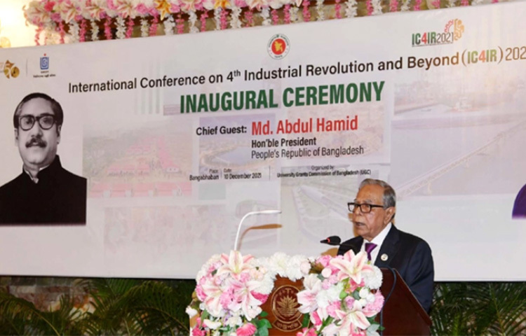 রাষ্ট্রপতি মো. আবদুল হামিদ আসন্ন শিল্পবিপ্লবের প্রস্তুতি হিসেবে দক্ষতার ব্যবধান কমিয়ে আনার জন্য দেশের উচ্চশিক্ষা ব্যবস্থা নতুন করে সাজাতে সংশ্লিষ্ট কর্তৃপক্ষকে নির্দেশ দিয়েছেন। আজ বঙ্গবন্ধু আন্তর্জাতিক সম্মেলন কেন্দ্রে ফোর্থ ইন্ডাস্ট্রিয়াল রেভ্যুলিউশন অ্যান্ড বিয়োন্ড-২০২১’ বিষয়ক দুদিনব্যাপী সম্মেলনের উদ্বোধনী অনুষ্ঠানে ভার্চুয়াল ভাষণে এ কথা বলেন তিনি। ছবি: জাগো নিউজ