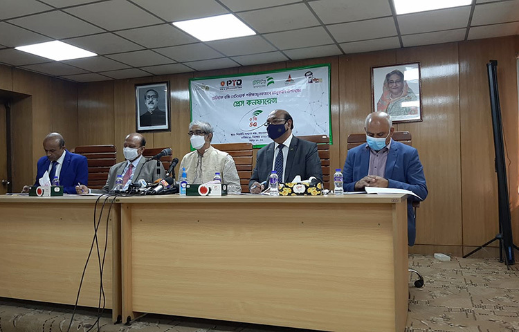 দেশে ফাইভ জি নেটওয়ার্কের যাত্রা শুরু হচ্ছে আগামীকাল থেকে। আজ সচিবালয়ে এক সংবাদ সম্মেলনে ডাক ও টেলিযোগাযোগ মন্ত্রী মোস্তফা জব্বার এ তথ্য জানান। পরীক্ষামূলকভাবে ফাইভ জি নেটওয়ার্ক চালুকরণ উপলক্ষে পিআইডি এ সংবাদ সম্মেলনের আয়োজন করে। ছবি: বিপ্লব দিক্ষিৎ