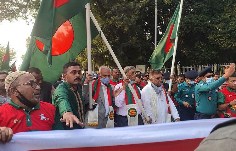 স্বাধীনতার ৫০ বছর ও বিজয়ের মাস উপলক্ষে পতাকা মিছিল করেছে আওয়ামী লীগ। আজ বিকেল সাড়ে ৩টায় জাতীয় সংসদের সামনে থেকে এই মিছিল হয়। লাল-সবুজ টি-শার্ট ও হাতে পতাকা নিয়ে এই মিছিল করা হয়। এতে নেতৃত্ব দেন স্বরাষ্ট্রমন্ত্রী আসাদুজ্জামান খান কামাল। ছবি: মাহবুব আলম