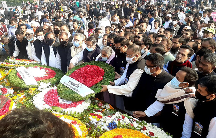 শহীদ বুদ্ধিজীবী দিবস উপলক্ষে আজ সকালে মিরপুরে শহীদ বুদ্ধিজীবী স্মৃতিসৌধে শহীদ বুদ্ধিজীবীদের প্রতি শ্রদ্ধা নিবেদন করেছেন আওয়ামীলীগের নেতৃবৃন্দ। ছবি: বিপ্লব দিক্ষিৎ