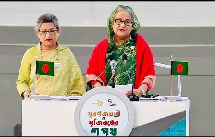বাংলাদেশের স্বাধীনতার সুবর্ণজয়ন্তী ও মুজিববর্ষ উপলক্ষে দেশের মানুষকে শপথবাক্য পাঠ করিয়েছেন প্রধানমন্ত্রী শেখ হাসিনা। আজ বিকেল সাড়ে ৪টায় জাতীয় সংসদের দক্ষিণ প্লাজা থেকে তিনি এ শপথ পড়ান। এসময়ে তার সঙ্গে ছিলেন ছোটো বোন শেখ রেহানা। ছবি: সংগৃহীত