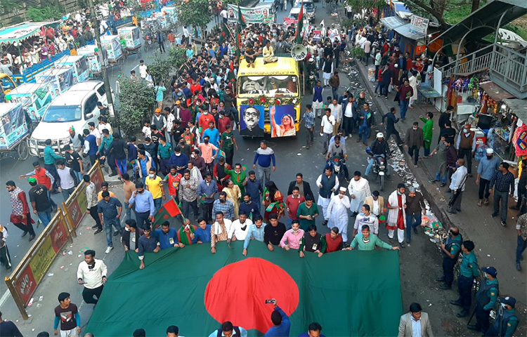 স্বাধীনতার সুবর্ণজয়ন্তী ও মুজিববর্ষের বিজয় দিবস উপলক্ষে রাজধানীতে বিজয় শোভাযাত্রা করেছে আওয়ামী লীগ। ছবি: বিপ্লব দিক্ষিৎ