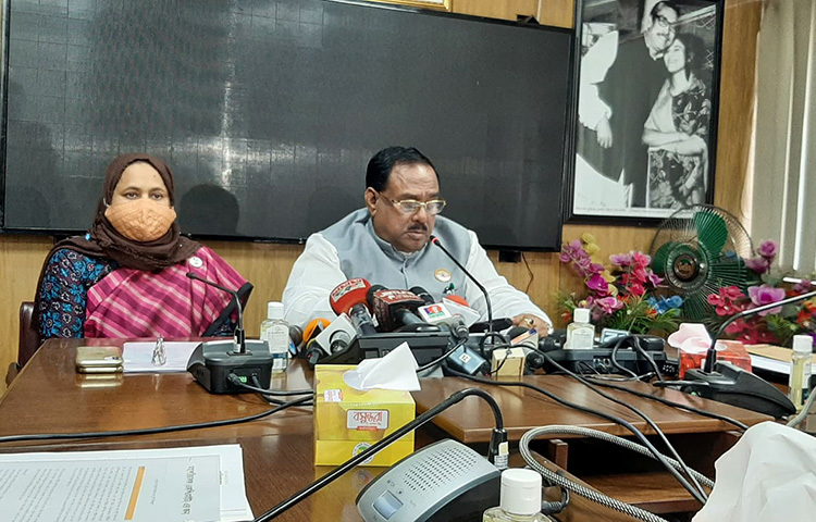 মোটা চাল কেটে মিনিকেট চাল চাল বানানো হয় বলে মানুষের মধ্যে যে ধারণা রয়েছে তা সঠিক নয় বলে জানিয়েছেন খাদ্যমন্ত্রী সাধন চন্দ্র মজুমদার। আন্তর্জাতিক নিউট্রিশন অলিম্পিয়াড উপলক্ষে আজ সচিবালয়ে সংবাদ সম্মেলনে মন্ত্রী এ কথা জানান। ছবি: জাগো নিউজ