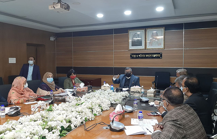 কক্সবাজারসহ বিভিন্ন পর্যটন স্পটে মানুষ মাস্ক না পরায় করোনা (নতুন ধরন ওমিক্রন) সংক্রমণ বাড়ার আশঙ্কা রয়েছে বলে জানিয়েছেন স্বাস্থ্য ও পরিবার কল্যাণমন্ত্রী জাহিদ মালেক। আজ সচিবালয়ে এক সভার শুরুতে সাংবাদিকদের এ তথ্য জানান মন্ত্রী। ছবি: জাগো নিউজ