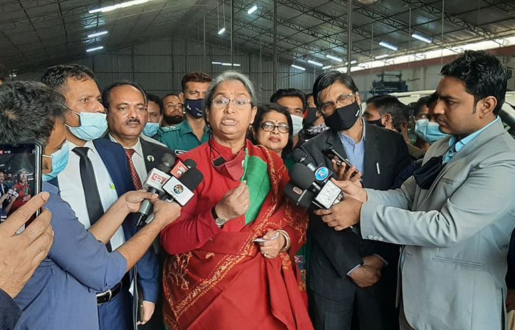 জানুয়ারি থেকে নতুন শিক্ষাবর্ষ শুরু হলেও আগের মতো আংশিকভাবে শিক্ষাপ্রতিষ্ঠানে পাঠদান করানো হবে। আগামী মার্চ মাস পর্যন্ত এটি বহাল থাকবে বলে জানিয়েছেন শিক্ষামন্ত্রী ডা. দীপু মনি। আজ রাজধানীর মাতুয়াইল মৌসুমী প্রিন্টিং প্রেস পরিদর্শনের পর শিক্ষামন্ত্রী সাংবাদিকদের এ কথা বলেন। ছবি: মাহবুব আলম