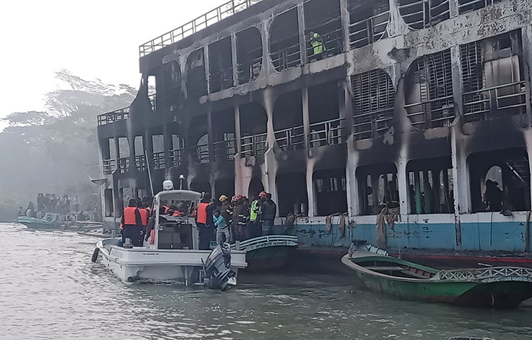 ঝালকাঠিতে এমভি অভিযান-১০ নামের একটি যাত্রীবাহী লঞ্চে ভয়াবহ অগ্নিকাণ্ডের ঘটনা ঘটেছে। বৃহস্পতিবার গভীর রাতে এ অগ্নিকাণ্ডের ঘটনা ঘটে। ছবি: আতিকুর রহমান