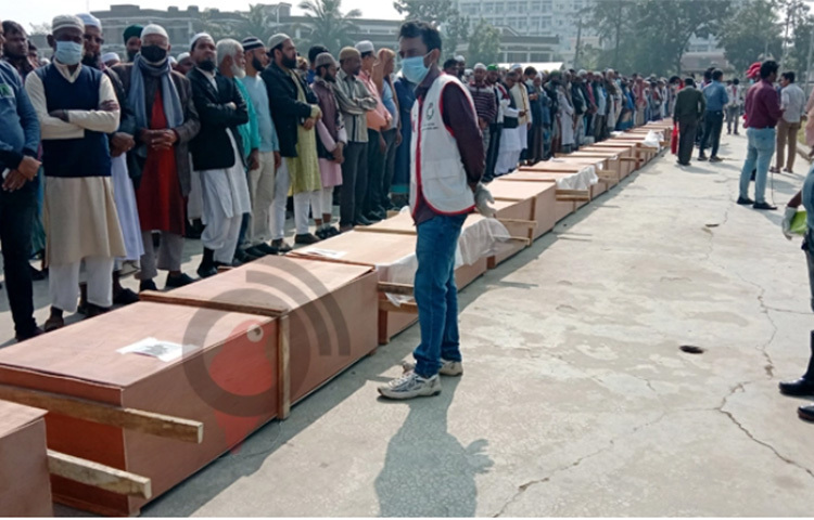 ঝালকাঠির লঞ্চ অগ্নিকাণ্ডে নিহত ২৯ জনের জানাজা সম্পন্ন হয়েছে। আজ বেলা ১১টায় বরগুনা সার্কিট হাউস সংলগ্ন ঈদগাহ মাঠে এই জানাজা অনুষ্ঠিত হয়। ছবি: জাগো নিউজ