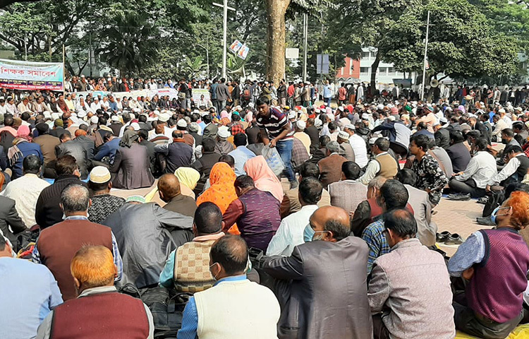 তিন দফা দাবিতে মহাসমাবেশ করছেন জাতীয়করণ হওয়া প্রাথমিক বিদ্যালয়ের শিক্ষকরা। আজ কেন্দ্রীয় শহীদ মিনারে এ কর্মসূচি শুরু হয়। জাতীয়কারণকৃত প্রাথমিক শিক্ষক মহাজোটের তত্ত্বাবধানে সমাবেশ হচ্ছে। ছবি: বিপ্লব দিক্ষিৎ