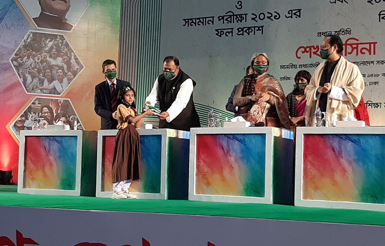 আজ বৃহস্পতিবার প্রধানমন্ত্রী শেখ হাসিনা ভার্চুয়ালি পাঠ্যবই বিতরণ কার্যক্রম উদ্বোধন করেন। প্রধানমন্ত্রীর পক্ষে শিক্ষার্থীদের হাতে নতুন বই তুলে দেন শিক্ষামন্ত্রী ডা. দীপু মনি এবং প্রাথমিক ও গণশিক্ষা প্রতিমন্ত্রী জাকির হোসেন। ছবি: জাগো নিউজ