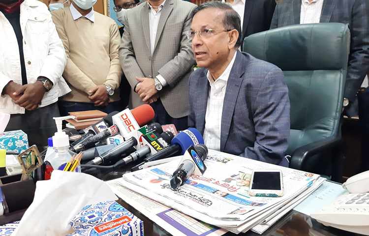 নতুন নির্বাচন কমিশন গঠন নিয়ে রাজনৈতিক দলগুলোর সঙ্গে রাষ্ট্রপতির সংলাপ ব্যর্থ নাকি সফল তা দেখতে সবাইকে অপেক্ষা করতে বললেন আইন, বিচার ও সংসদ বিষয়ক মন্ত্রী আনিসুল হক। আজ সচিবালয়ে নিজ দপ্তরে সাংবাদিকদের সঙ্গে আলাপকালে এক প্রশ্নের জবাবে মন্ত্রী এ কথা বলেন। ছবি: জাগো নিউজ