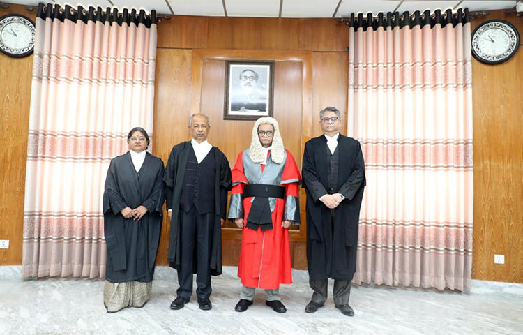 সুপ্রিম কোর্টের আপিল বিভাগে নিয়োগ পাওয়া তিন বিচারপতি শপথ নিয়েছেন আজ। তারা হলেন,- বিচারপতি বোরহান উদ্দিন, বিচারপতি এম. ইনায়েতুর রহিম ও বিচারপতি কৃষ্ণা দেবনাথ। প্রধান বিচারপতি হাসান ফয়েজ সিদ্দিকী তাদের শপথবাক্য পাঠ করান। ছবি: জাগো নিউজ