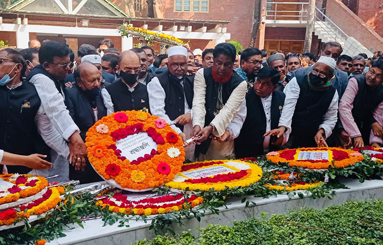 জাতির পিতা বঙ্গবন্ধু শেখ মুজিবুর রহমানের স্বদেশ প্রত্যাবর্তন দিবস উপলক্ষে গোপালগঞ্জের টুঙ্গীপারায় বঙ্গবন্ধুর সমাধীতে আওয়ামী লীগের পক্ষ শ্রদ্ধা জানানো হয়। ছবি: সংগৃহীত