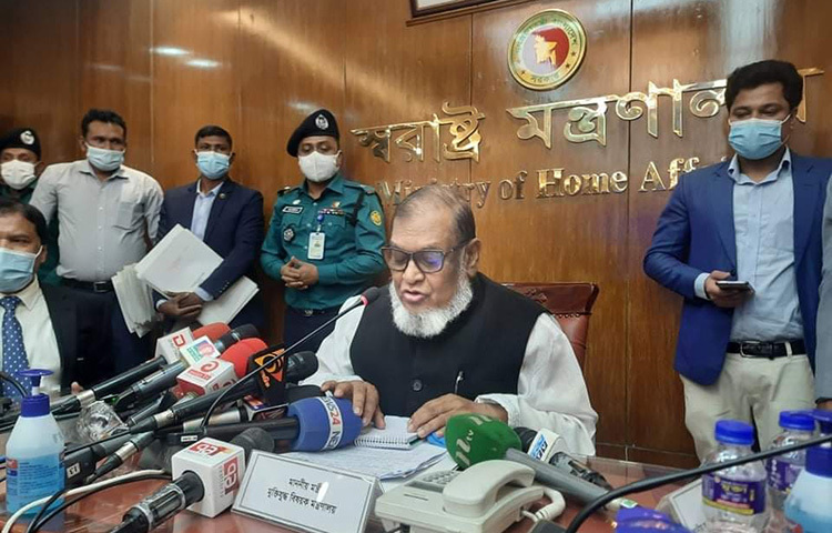 বিদেশ থেকে ‘রাষ্ট্রবিরোধী’ বক্তব্যদাতাদের তালিকা করে পাসপোর্ট বাতিলের সিদ্ধান্ত নিয়েছে সরকার। আজ সচিবালয়ে আইনশৃঙ্খলা সংক্রান্ত মন্ত্রিসভা কমিটির বৈঠকে এ সিদ্ধান্ত নেওয়া হয় বলে জানিয়েছেন কমিটির সভাপতি ও মুক্তিযুদ্ধবিষয়ক মন্ত্রী আ ক ম মোজাম্মেল হক। ছবি: জাগো নিউজ