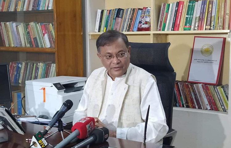 বাংলাদেশ বিষয়ে যুক্তরাষ্ট্রভিত্তিক সংস্থা হিউম্যান রাইটস ওয়াচের সর্বশেষ প্রতিবেদনকে ‘একপেশে, অগ্রহণযোগ্য ও রাজনৈতিক উদ্দেশ্যপ্রণোদিত’ বলে আখ্যা দিয়েছেন তথ্য ও সম্প্রচারমন্ত্রী ড. হাছান মাহমুদ। আজ দুপুরে রাজধানীর মিন্টো রোডে মন্ত্রীর সরকারি বাসভবনে সাংবাদিকদের এক প্রশ্নের জবাবে তিনি এসব কথা বলেন। ছবি: জাগো নিউজ