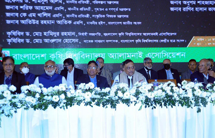 কৃষিমন্ত্রী ড. মো. আব্দুর রাজ্জাক বলেছেন, নারায়ণগঞ্জ সিটি করপোরেশনের নির্বাচন হবে অত্যন্ত সুষ্ঠু, নিরপেক্ষ ও শান্তিপূর্ণ। আজ রাজধানীর আগারগাঁওয়ে বঙ্গবন্ধু আন্তর্জাতিক সম্মেলন কেন্দ্রে কৃষিবিদ প্রয়াত শওকত মোমেন শাহজাহান, কৃষিবিদ আব্দুল মান্নান ও কৃষিবিদ বদিউজ্জামান বাদশার স্মরণসভায় সভাপতির বক্তব্যে এ কথা বলেন মন্ত্রী। ছবি: বিপ্লব দিক্ষিৎ