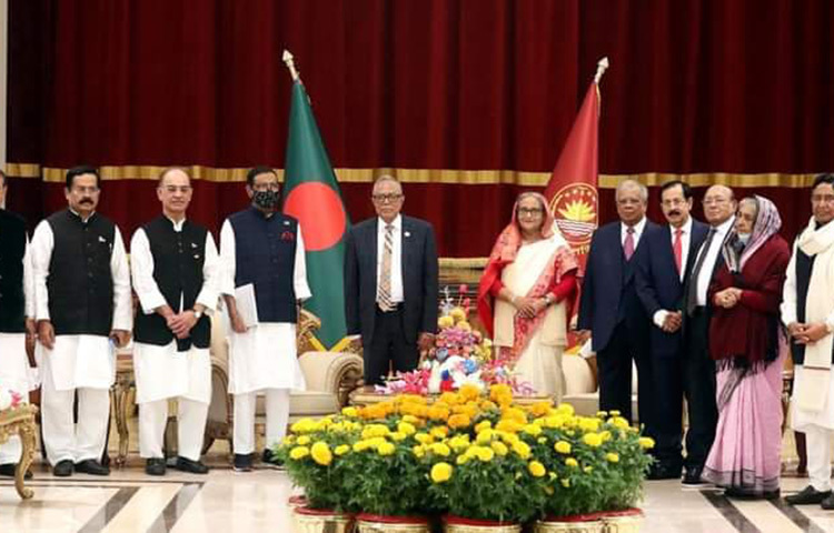 নতুন নির্বাচন কমিশন (ইসি) গঠনে রাষ্ট্রপতি মো. আবদুল হামিদের চলমান সংলাপে বসেছে ক্ষমতাসীন আওয়ামী লীগের ১০ সদস্যের প্রতিনিধি দল। প্রতিনিধিদলের নেতৃত্ব দিচ্ছেন আওয়ামী লীগ সভাপতি ও প্রধানমন্ত্রী শেখ হাসিনা। আজ বিকেলে প্রধানমন্ত্রীর গাড়িবহর বঙ্গভবনে প্রবেশ করে। ছবি: সংগৃহীত