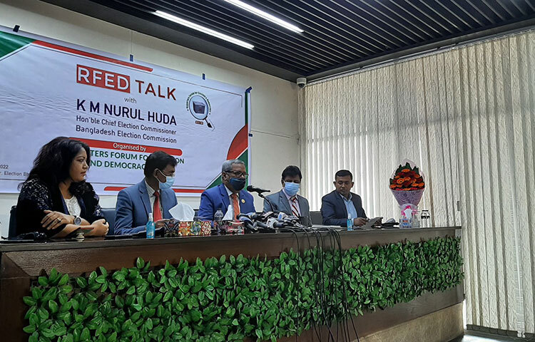 দলীয় সরকারের অধীন নির্বাচন কঠিন হলেও এটাই একমাত্র সমাধান বলে মন্তব্য করেছেন প্রধান নির্বাচন কমিশনার (সিইসি) কে এম নূরুল হুদা। আজ নির্বাচন ভবনের মিডিয়া সেন্টারে সাংবাদিক সংগঠন রিপোর্টার্স ফোরাম ফর ইলেকশন অ্যান্ড ডেমোক্রেসি (আরএফইডি) আয়োজিত মিট দ্য প্রেস অনুষ্ঠানে এ মন্তব্য করেন সিইসি। ছবি: জাগো নিউজ