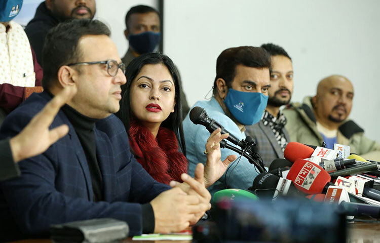 সদ্য অনুষ্ঠিত বাংলাদেশ চলচ্চিত্র শিল্পী সমিতির নির্বাচন নিয়ে বিভিন্ন অভিযোগে করেছেন অভিনেত্র নিপুণ। এসব অভিযোগ নিয়ে জাতীয় প্রেস ক্লাবের আব্দুস সালাম হলে সংবাদ সম্মেলন করেছেন তিনি। ছবি: লিমন আহমেদ