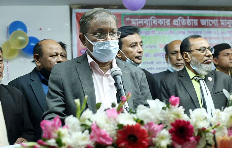 আজকে যারা মানবাধিকারের কথা বলে বাংলাদেশের পা টেনে ধরতে চেয়েছে তাদের নিজের দেশেই মানবাধিকারের কোনো খবর নেই বলে মন্তব্য করেছেন তথ্য ও সম্প্রচারমন্ত্রী ড. হাছান মাহমুদ। আজ জাতীয় প্রেসক্লাবের আলোচনা সভায় মন্ত্রী এসব কথা বলেন। ছবি: বিপ্লব দিক্ষিৎ
