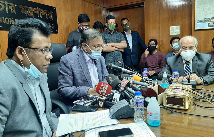 সম্প্রচার মাধ্যম ডিজিটাল করতে আগামী ১ এপ্রিল থেকে ঢাকা ও চট্টগ্রামে সেট টপ বক্স কার্যকরের লক্ষ্য নির্ধারণ করা হয়েছে বলে জানিয়েছেন তথ্য ও সম্প্রচার মন্ত্রী ড. হাছান মাহমুদ। আজ মন্ত্রণালয়ের সভাকক্ষে ক্যাবল টিভি মালিক প্রতিনিধিদের সঙ্গে বৈঠক শেষে সাংবাদিকদের একথা বলেন তিনি। ছবি: জাগো নিউজ