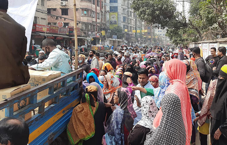রাজধানীর বিভিন্ন এলাকায় টিসিবির পণ্যবাহী ট্রাকের পণ্য কেনার জন্য উপস্থিত হয়েছেন নিন্ম আয়ের মানুষ। ছবি: মনিরুজ্জামান উজ্জ্বল