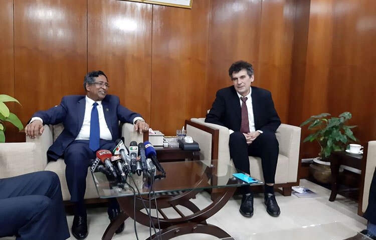 কৃষিমন্ত্রী ও আওয়ামী লীগের প্রেসিডিয়াম সদস্য মো. আব্দুর রাজ্জাক আজ সচিবালয়ে ইন্টারন্যাশনাল ফান্ড ফর অ্যাগ্রিকালচার ডেভেলপমেন্টের (আইএফএডি) কান্ট্রি ডিরেক্টর আর্নড হ্যামলার্সের সঙ্গে বৈঠক করেন। ছবি: জাগো নিউজ