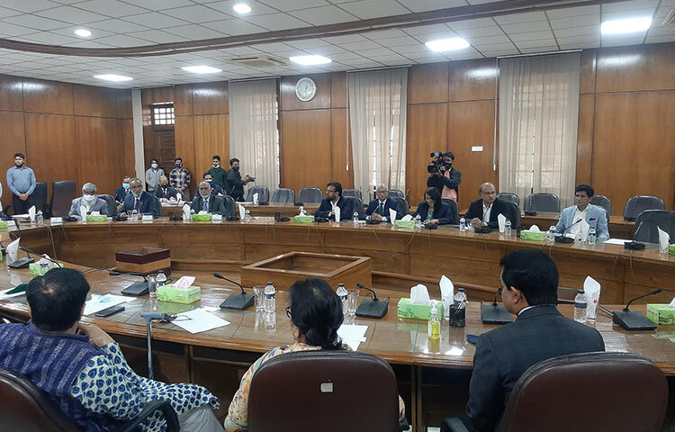 প্রধান নির্বাচন কমিশনার ও অন্যান্য নির্বাচন কমিশনার নিয়োগে রাষ্ট্রপতির কাছে দেওয়া সার্চ কমিটির প্রস্তাবিত নাম গণমাধ্যমে প্রকাশের অনুরোধ জানানো হয়েছে। আজ বাংলাদেশ সুপ্রিম কোর্টের বিচারকদের সেমিনার কক্ষ থেকে বৈঠক শেষে বেরিয়ে এসব কথা জানান বিশিষ্ট গণমাধ্যম ব্যক্তিরা। ছবি: জাগো নিউজ