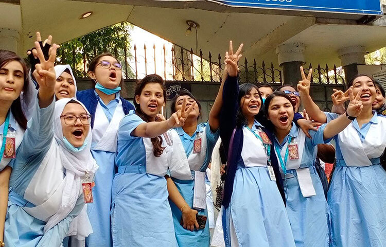 আজ প্রকাশিত হয়েছে এইচএসসি ও সমমানের পরীক্ষার ফলাফল। প্রত্যাশিত ফলাফল পেয়ে আনন্দিত রাজধানীর ভিকারুননিসা নূন স্কুল এন্ড কলেজের শিক্ষার্থীরা। ছবি: জাগো নিউজ