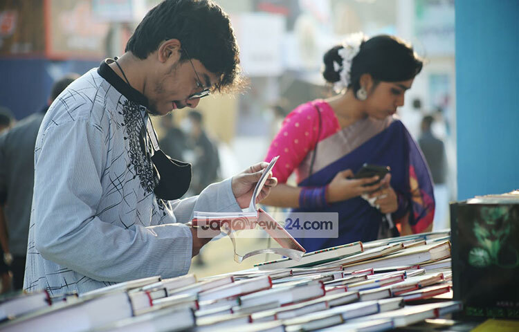 আজ শুরু হয়েছে অমর একুশে বইমেলা। প্রথম দিন পাঠকের কম উপস্থিতি লক্ষ্য করা গেছে। ছবি: মাহবুব আলম