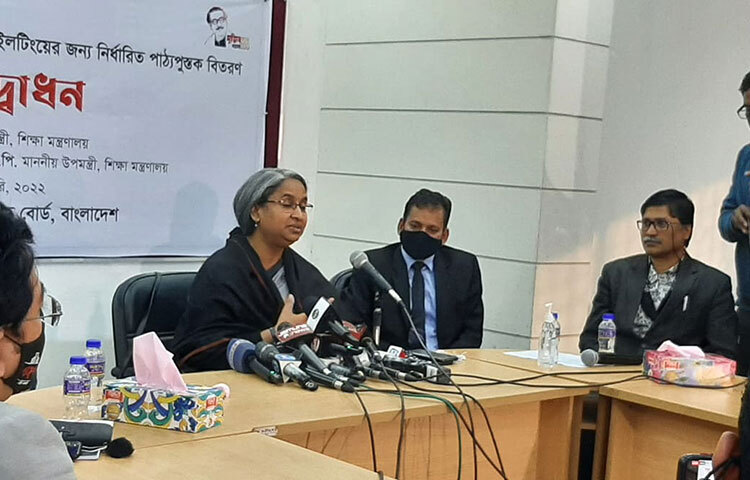 ২০২৪ সাল থেকে নবম শ্রেণিতে মানবিক, বাণিজ্য ও বিজ্ঞান (আর্টস, কমার্স ও সায়েন্স) বিভাগ আর থাকছে না বলে জানিয়েছেন শিক্ষামন্ত্রী ডা. দীপু মনি। আজ জাতীয় শিক্ষাক্রম ও পাঠ্যপুস্তক বোর্ডের (এনসিটিবি) নতুন কারিকুলাম উদ্বোধনী অনুষ্ঠানে তিনি এসব তথ্য জানান। ছবি: জাগো নিউজ