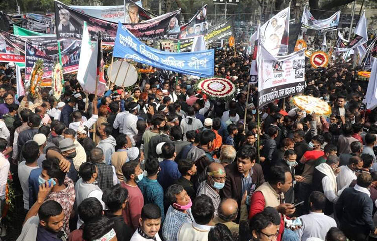 আজ অমর একুশে ফেব্রুয়ারি। সকালে কেন্দ্রীয় শহীদ মিনারে সর্বস্তরের মানুষ ভাষাশহীদদের শ্রদ্ধা জানাতে মানুষের ঢল নামে। ছবি: মাহবুব আলম