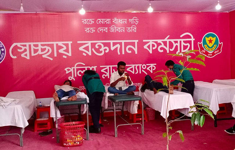 এবার বইমেলায় সাড়া ফেলেছে ‘রক্তে মোরা বাঁধন গড়ি, রক্ত দেবো জীবন ভরি’  স্লোগানে পুলিশ ব্লাড ব্যাংকের রক্তদান কর্মসূচি। কর্মসূচি চলবে মেলার শেষদিন পর্যন্ত। ছবি: বিপ্লব দিক্ষিৎ